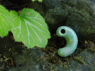 左向きの緑色勾玉