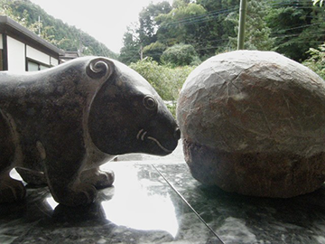 古代風熊の彫刻と恐竜の卵